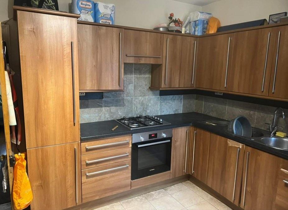 Wood-effect kitchen before wrapping